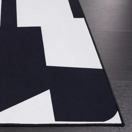 Safavieh Malibu 4'-0" x 6'-0" Rug in Black / Ivory