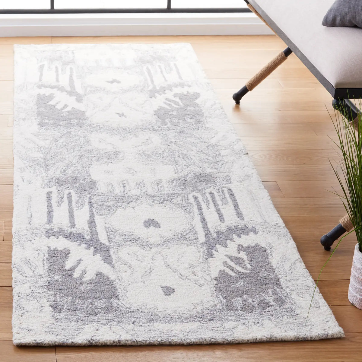Safavieh Ikat 2'-3" x 8'-0" Rug in Light Grey / Ivory