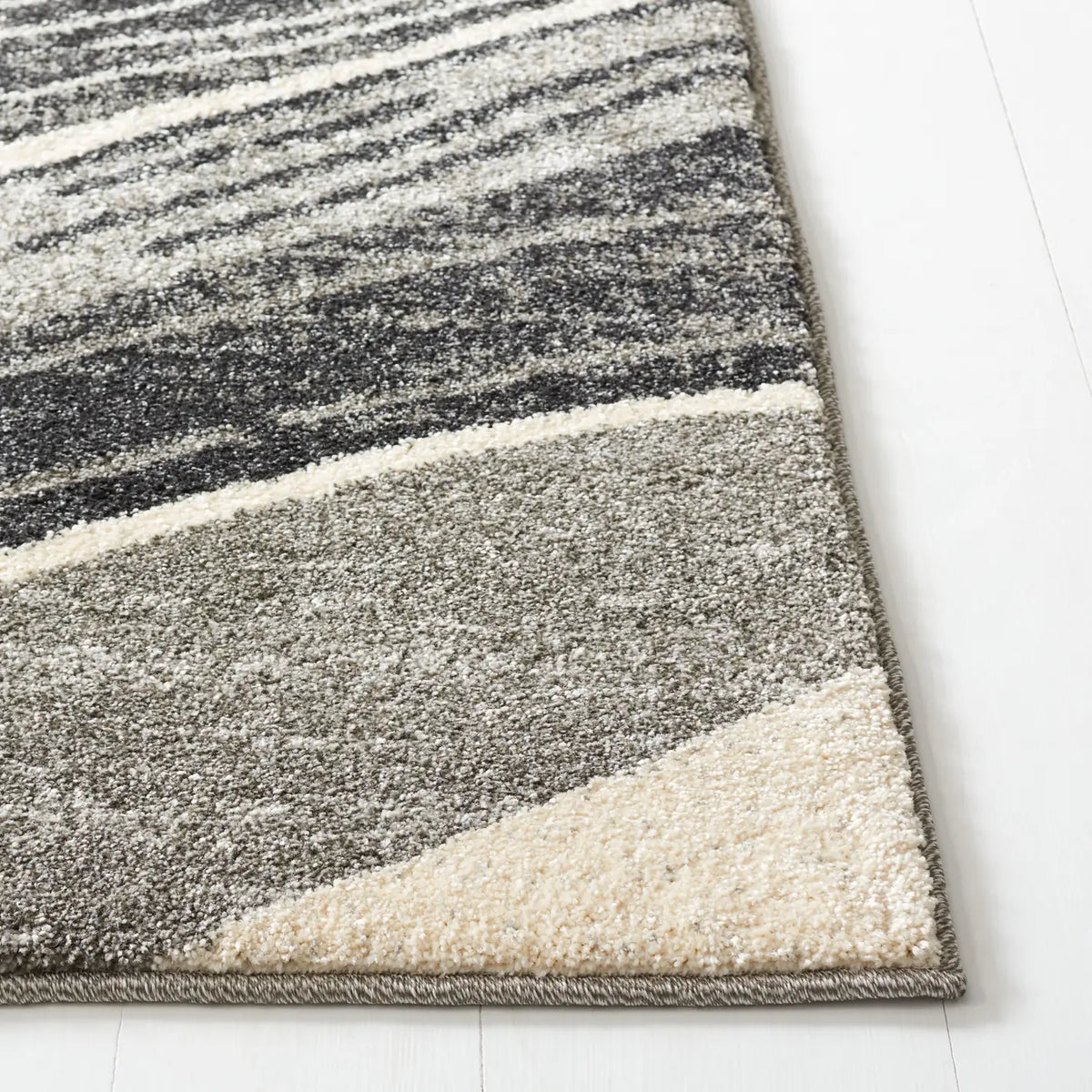 Safavieh Retro 4'-0" x 6'-0" Rug in Light Grey / Ivory