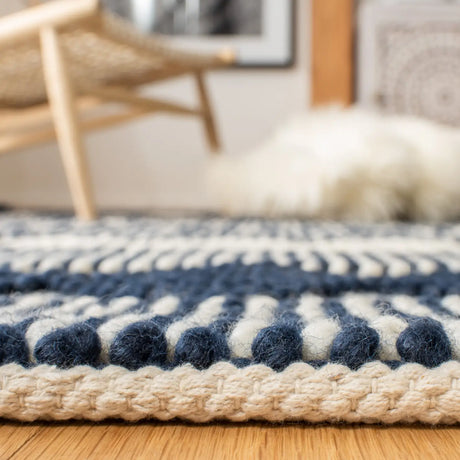 Safavieh Natura 4'-0" x 6'-0" Rug in Navy / Ivory