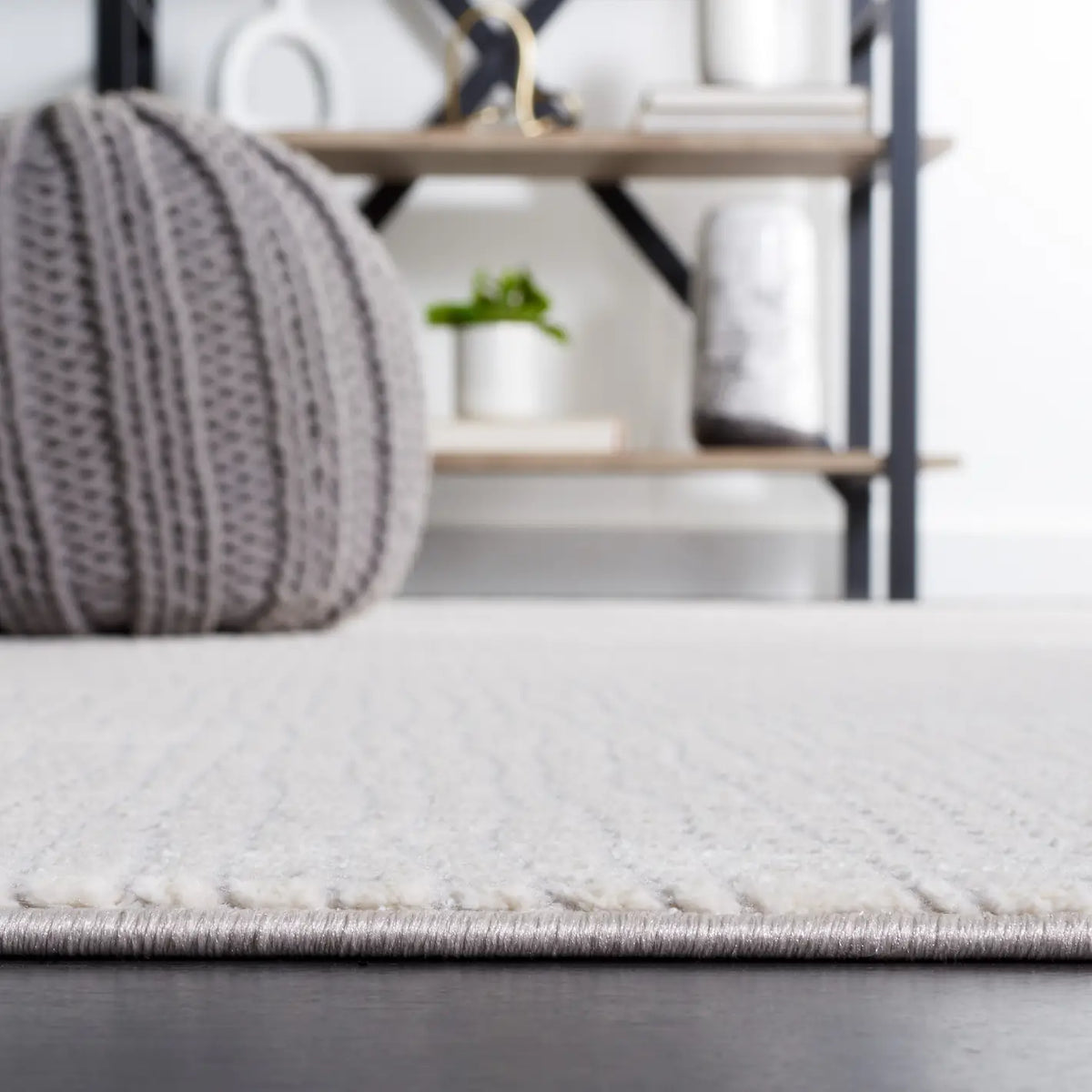 Safavieh Continental 4'-0" x 6'-0" Rug in Ivory / Grey