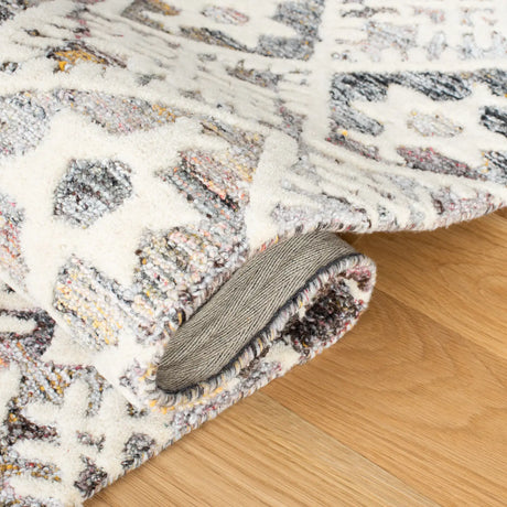 Safavieh Roslyn 4'-0" x 6'-0" Rug in Red / Ivory