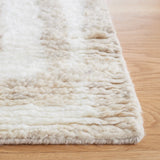 Safavieh Casablanca 4'-0" x 6'-0" Rug in Ivory / Beige