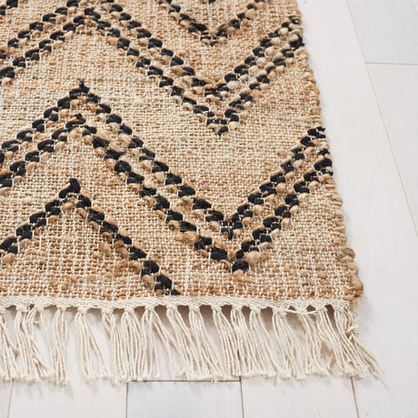 Safavieh Natural Fiber 4'-0" x 6'-0" Rug in Black / Natural