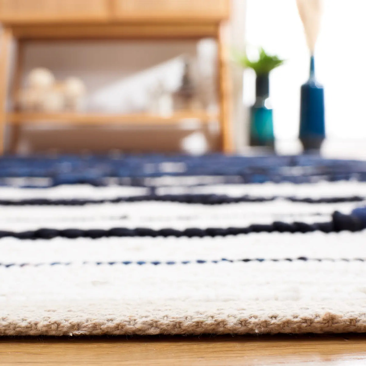 Safavieh Montauk 4'-0" x 6'-0" Rug in Navy / Ivory
