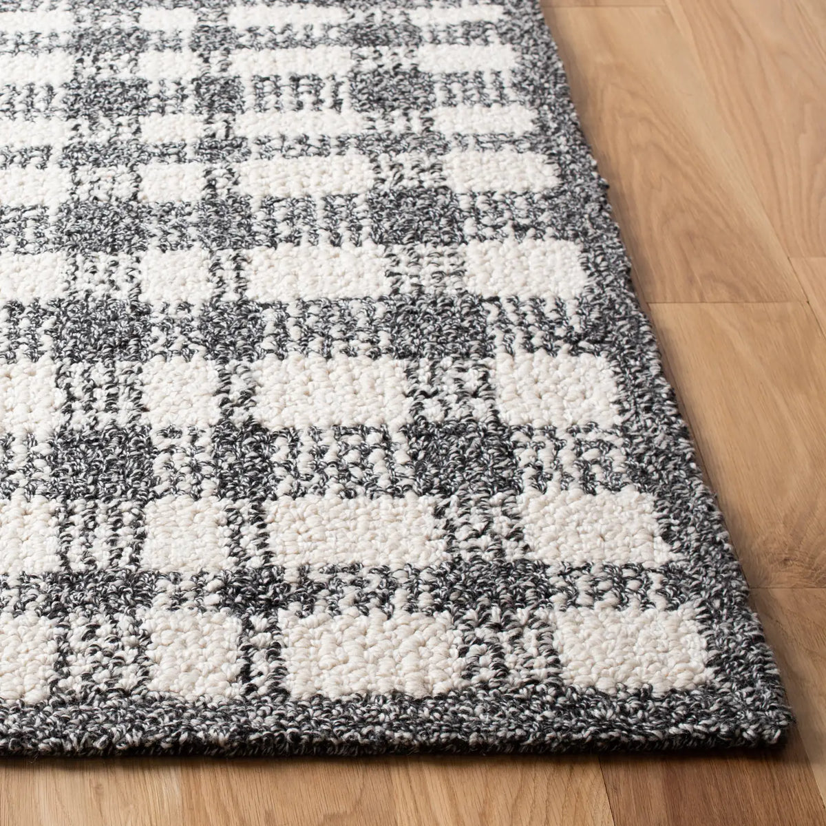Safavieh Abstract 4'-0" x 6'-0" Rug in Ivory / Black