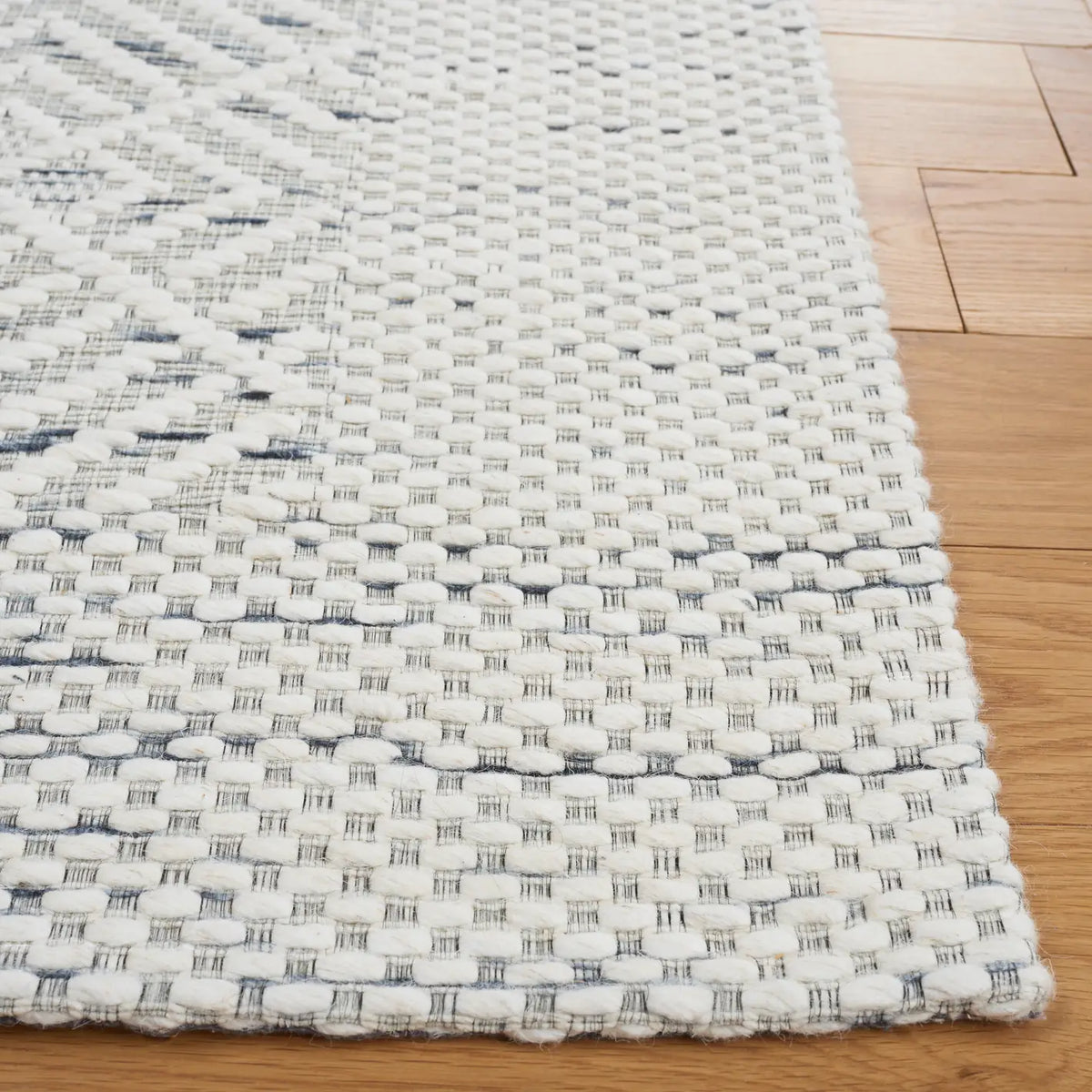 Safavieh Marbella 4'-0" x 6'-0" Rug in Ivory / Black