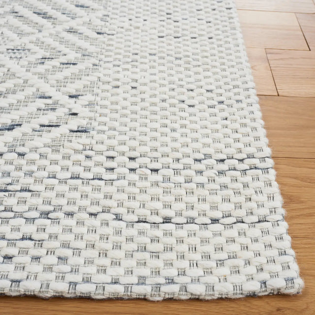Safavieh Marbella 4'-0" x 6'-0" Rug in Ivory / Black