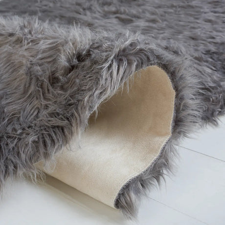 Safavieh Faux Sheep Skin 4'-0" x 6'-0" Rug in Grey