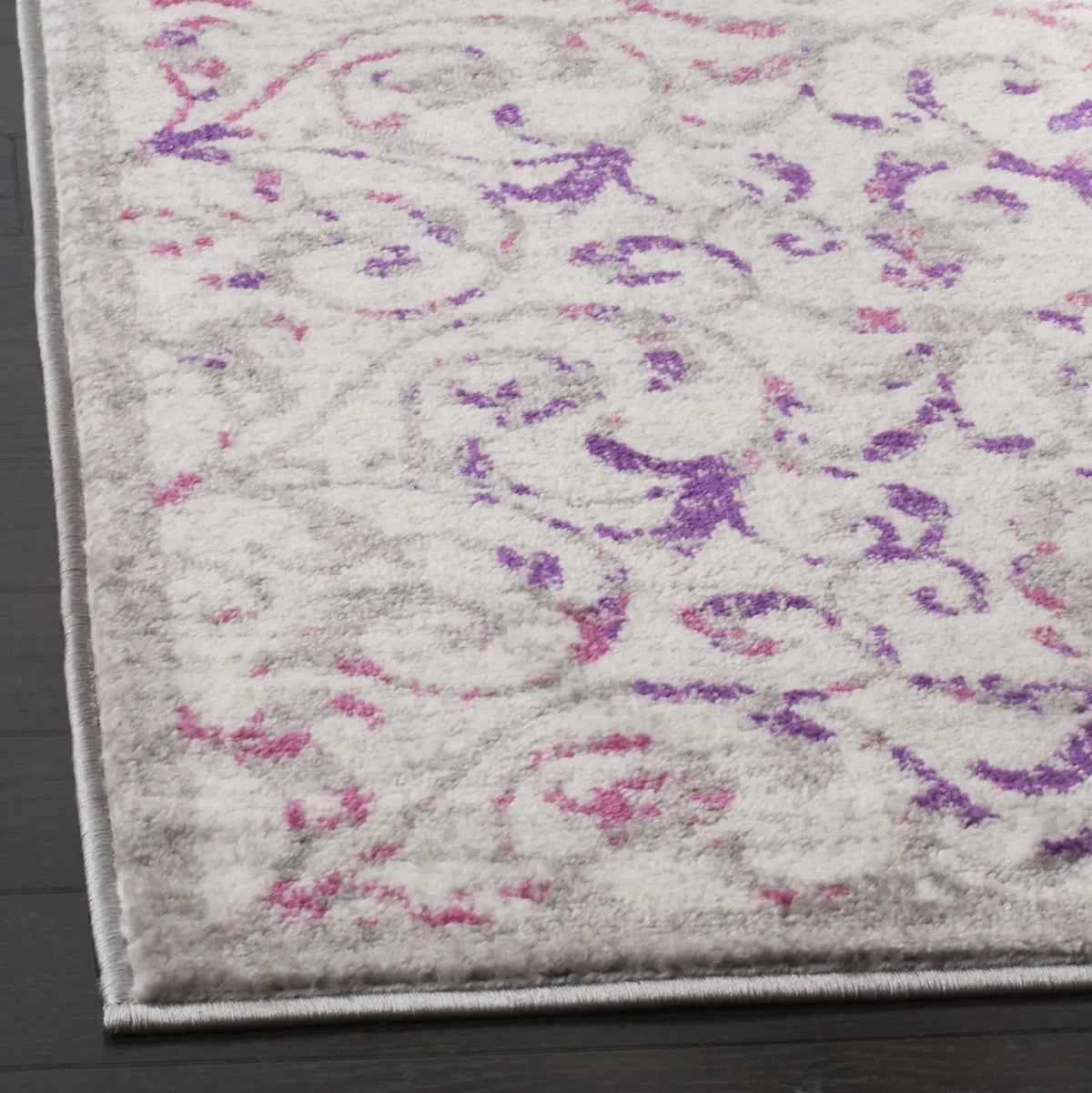 Safavieh Skyler 5'-1" x 7'-6" Rug in Ivory / Pink