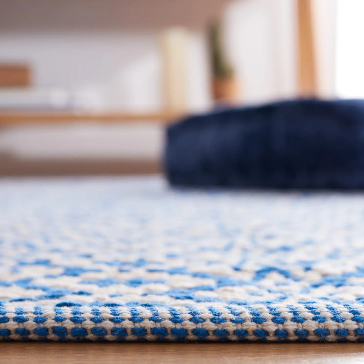 Safavieh Montauk 5'-0" x 7'-0" Rug in Ivory / Blue