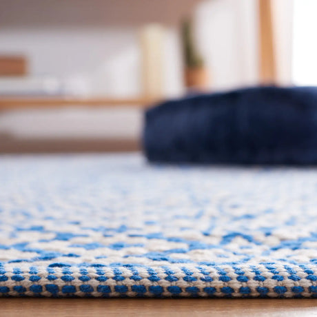 Safavieh Montauk 5'-0" x 7'-0" Rug in Ivory / Blue