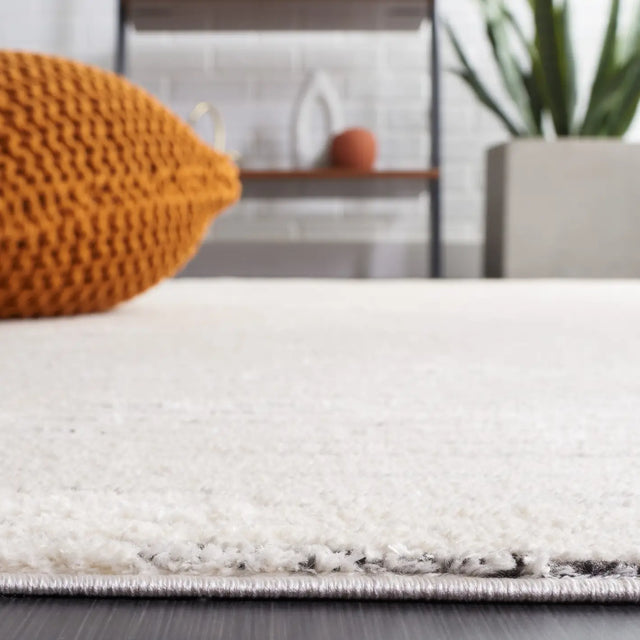 Safavieh Melody 4'-0" x 6'-0" Rug in Ivory / Black