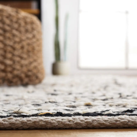 Safavieh Natura 4'-0" x 6'-0" Rug in Black / Ivory