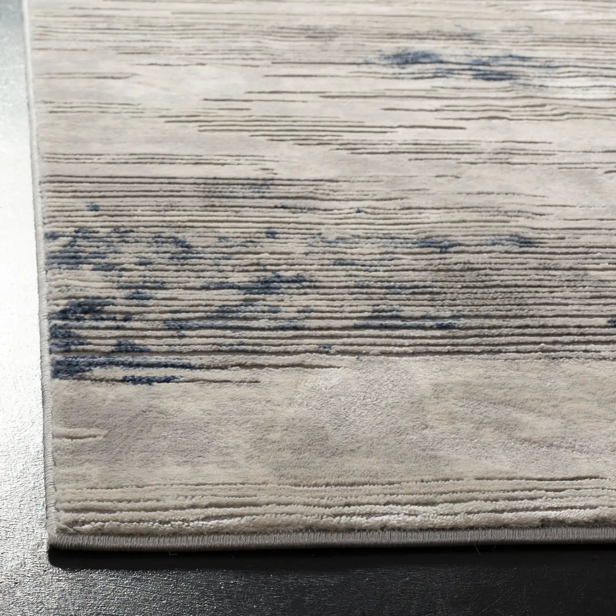 Safavieh Meadow 100 5'-3" x 7'-6" Rug in Grey / Ivory