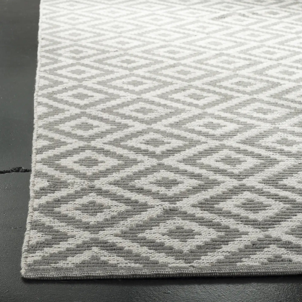 Safavieh Montauk 5'-0" x 8'-0" Rug in Grey / Ivory