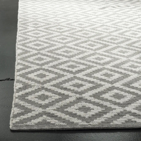 Safavieh Montauk 5'-0" x 8'-0" Rug in Grey / Ivory