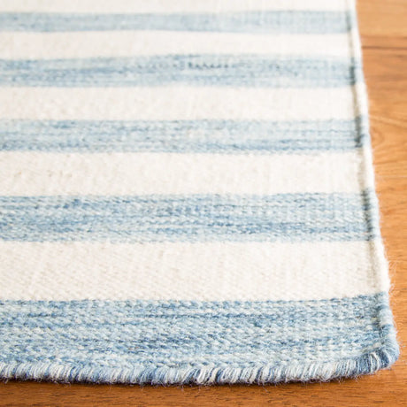 Safavieh Dhurries 4'-0" x 6'-0" Rug in Blue / Ivory
