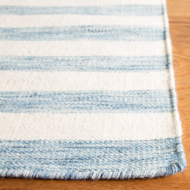 Safavieh Dhurries 4'-0" x 6'-0" Rug in Blue / Ivory