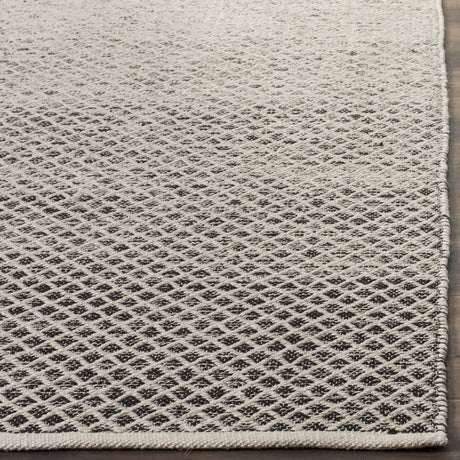 Safavieh Montauk 5'-0" x 8'-0" Rug in Black / Ivory