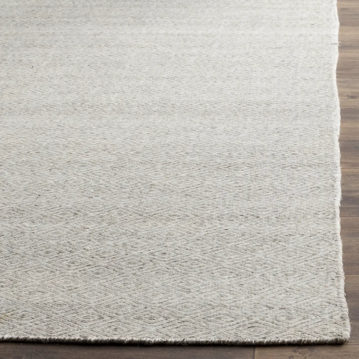Safavieh Kilim 5'-0" x 8'-0" Rug in Ivory / Silver