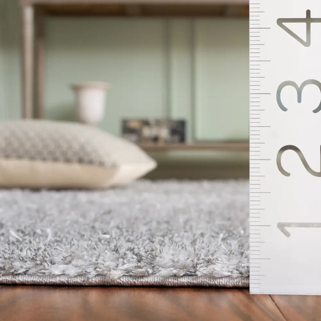 Safavieh Everett Shag 5'-3" x 7'-0" Rug in Grey