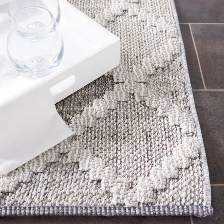 Safavieh Global 4'-0" x 6'-0" Rug in Grey / Ivory