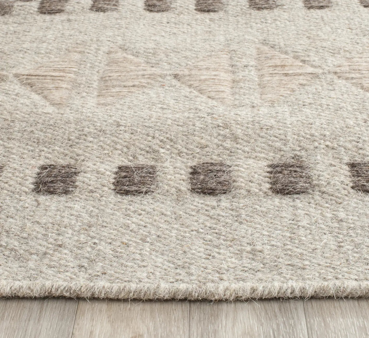 Safavieh Dhurries 2'-6" x 8'-0" Rug in Natural