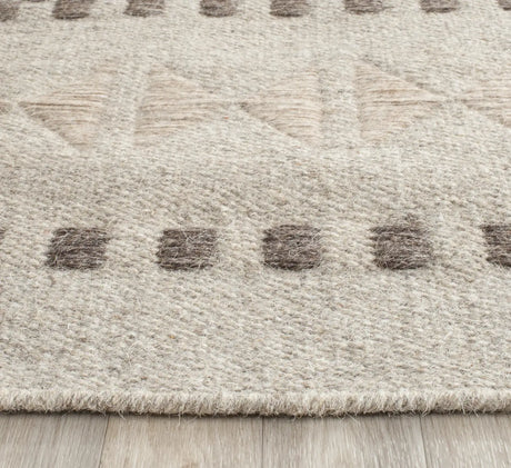 Safavieh Dhurries 2'-6" x 8'-0" Rug in Natural