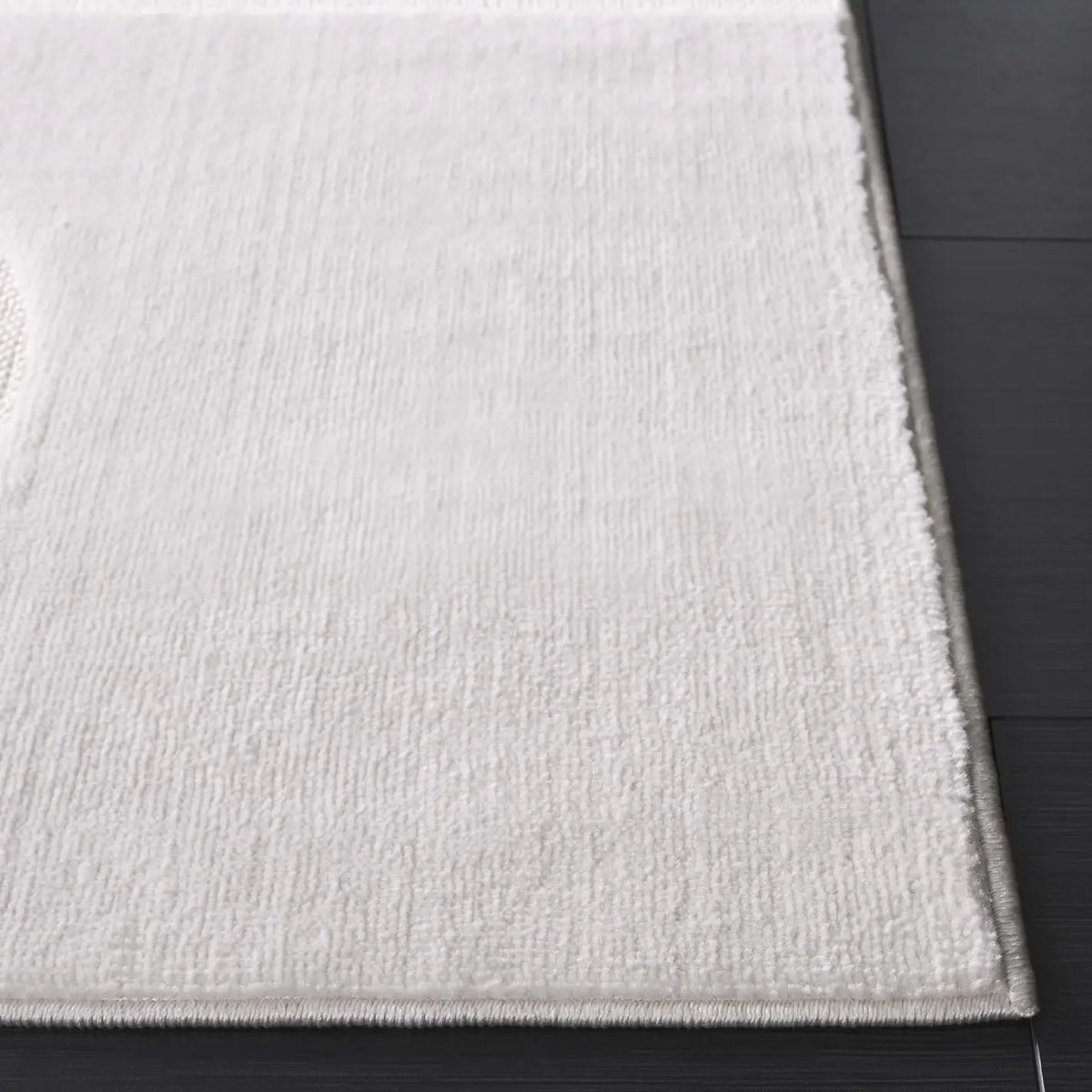 Safavieh Selena 4'-0" x 6'-0" Rug in Ivory