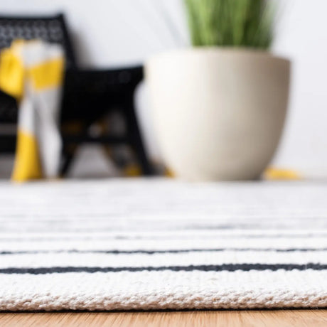 Safavieh Montauk 4'-0" x 6'-0" Rug in Ivory / Black