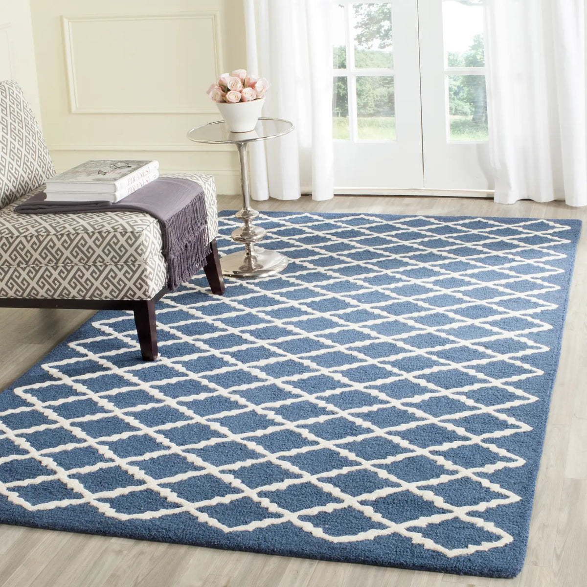 Safavieh Cambridge 4'-0" x 6'-0" Rug in Navy / Ivory