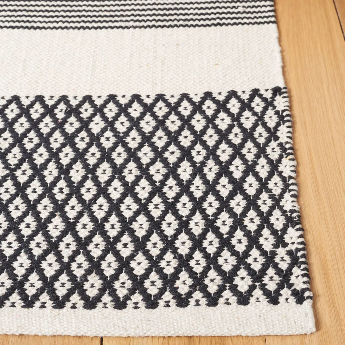 Safavieh Kilim 4'-0" x 6'-0" Rug in Black / Ivory