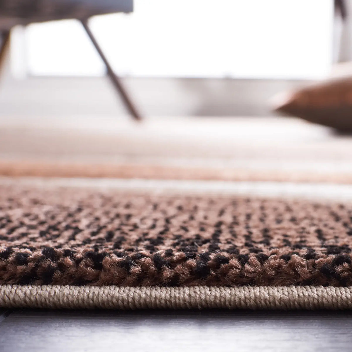 Safavieh Hollywood 4'-0" x 6'-0" Rug in Beige / Brown