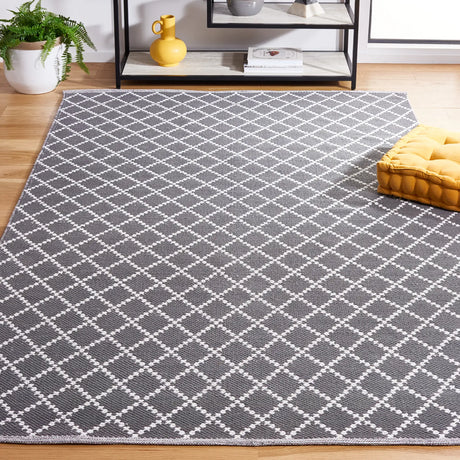 Safavieh Montauk 4'-0" x 6'-0" Rug in Dark Grey / Ivory