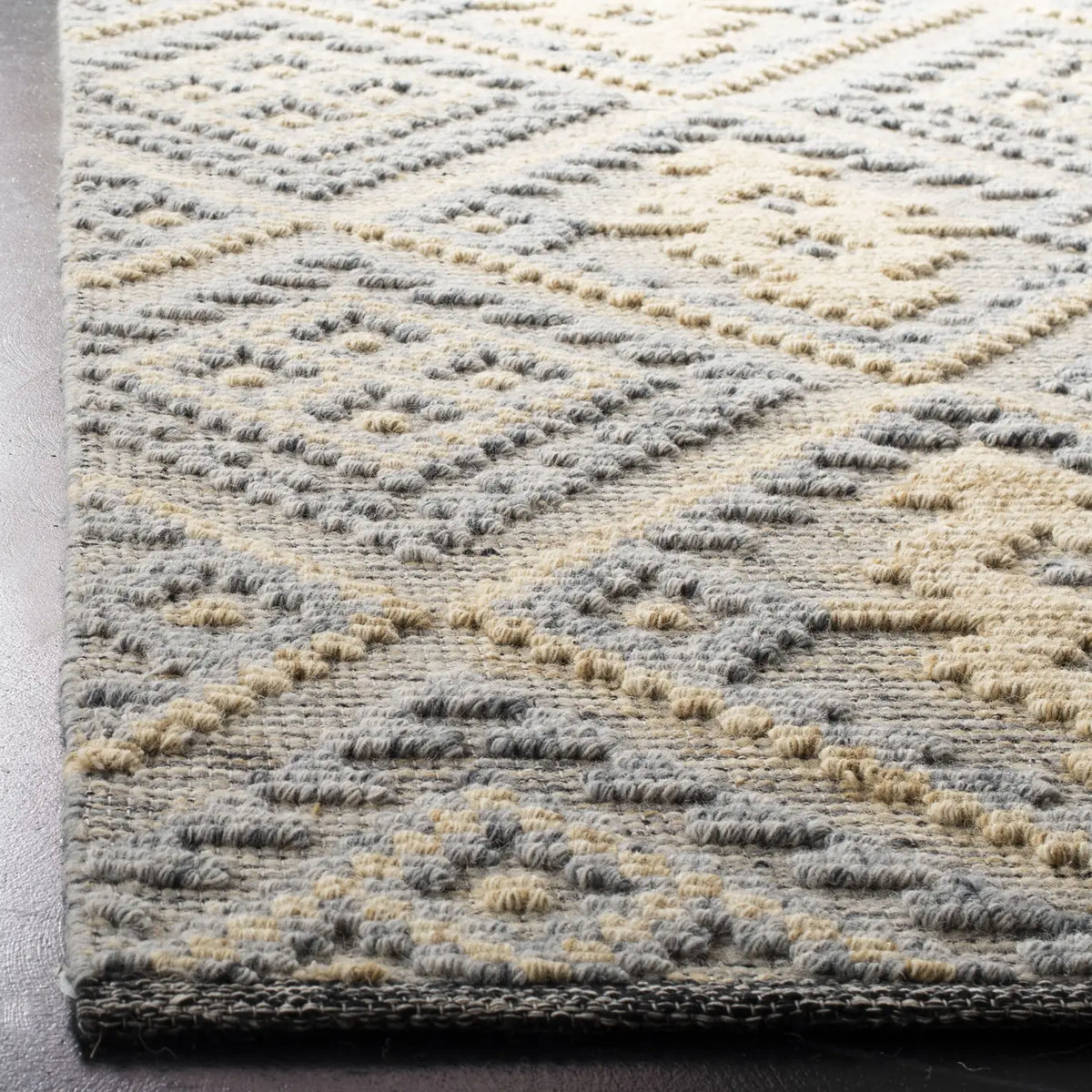 Safavieh Kenya 5'-0" x 8'-0" Rug in Grey / Gold