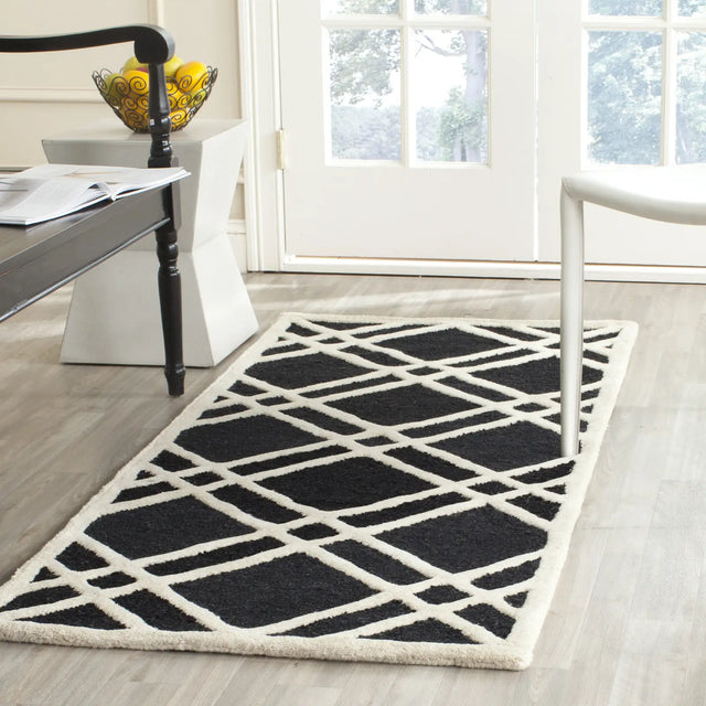 Safavieh Cambridge 2'-6" x 6'-0" Rug in Black / Ivory