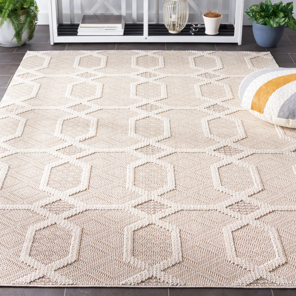 Safavieh Global 4'-0" x 6'-0" Rug in Beige / Ivory