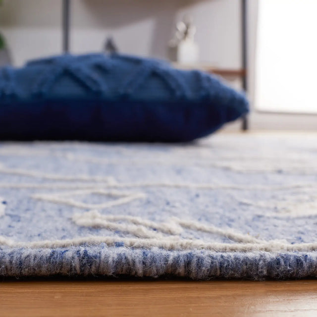 Safavieh Kilim 4'-0" x 6'-0" Rug in Blue / Ivory