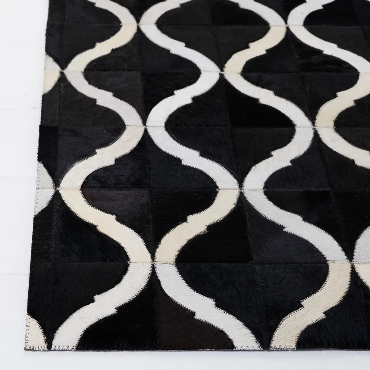 Safavieh Studio Leather 4'-0" x 6'-0" Rug in Black / Beige