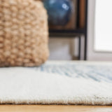 Safavieh Kilim 4'-0" x 6'-0" Rug in Ivory / Blue