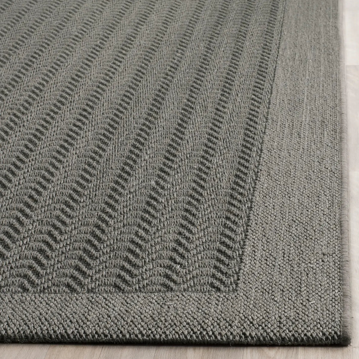 Safavieh Palm Beach 4'-0" x 6'-0" Rug in Ash