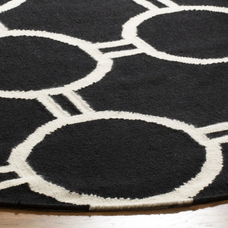 Safavieh Dhurries 6'-0" x 6'-0" Rug in Black / Ivory