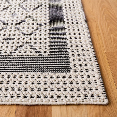 Safavieh Natura 5'-0" x 8'-0" Rug in Creme / Black