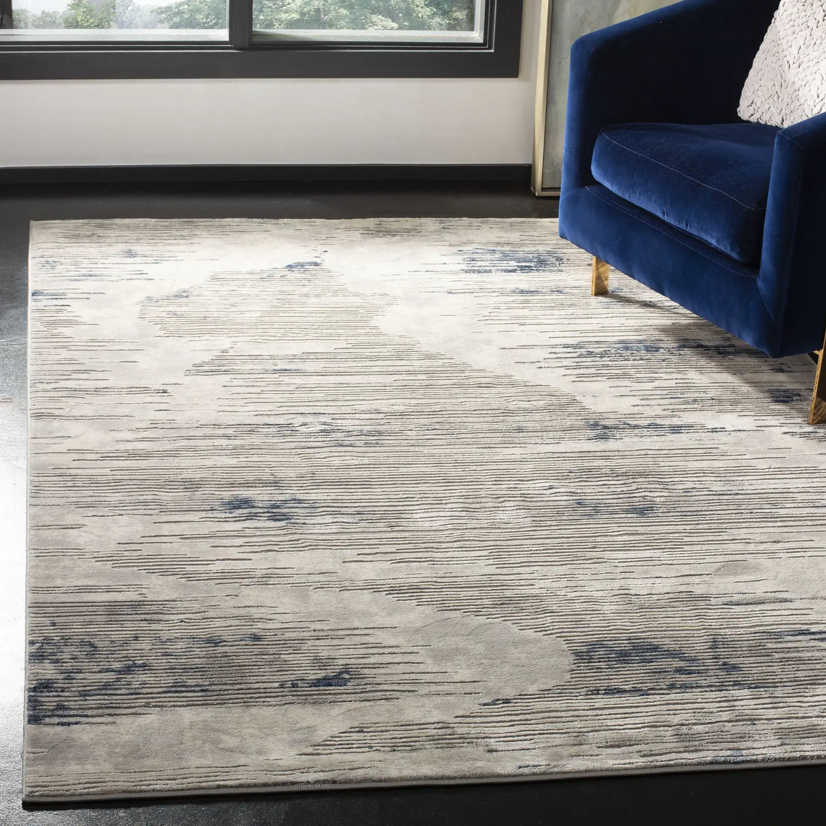 Safavieh Meadow 100 5'-3" x 7'-6" Rug in Grey / Ivory