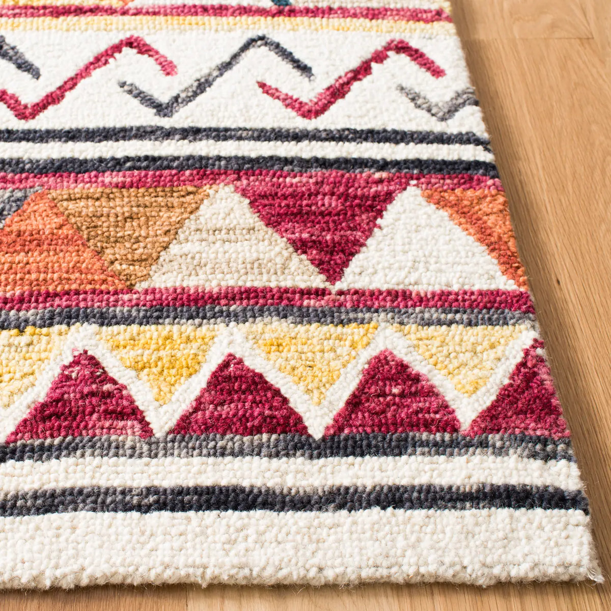 Safavieh Aspen 5'-0" x 8'-0" Rug in Rust / Ivory