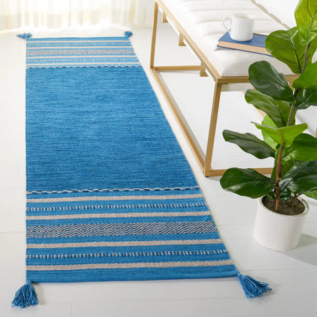 Safavieh Montauk 2'-6" x 8'-0" Rug in Blue / Grey