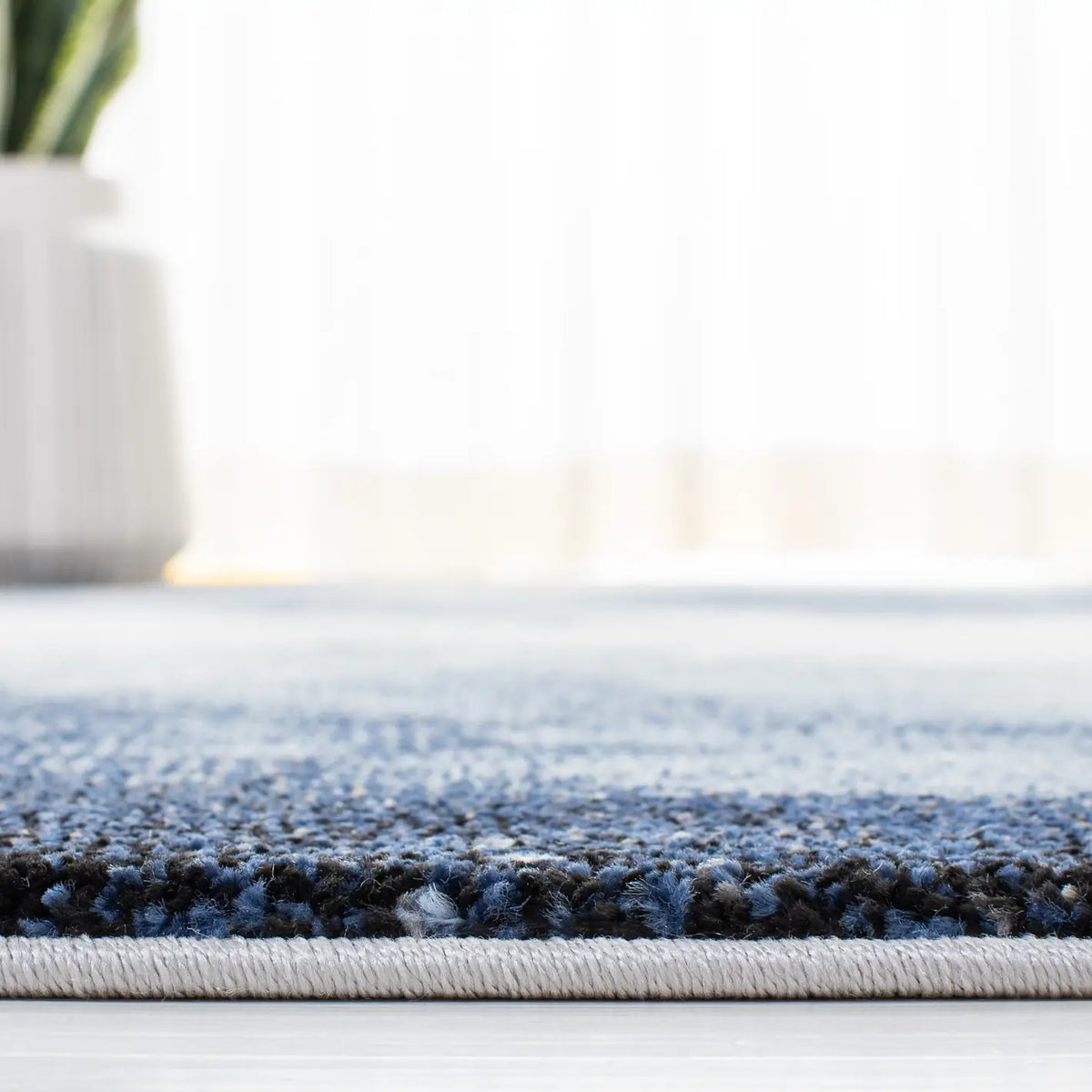 Safavieh Galaxy 4'-0" x 6'-0" Rug in Blue / Ivory