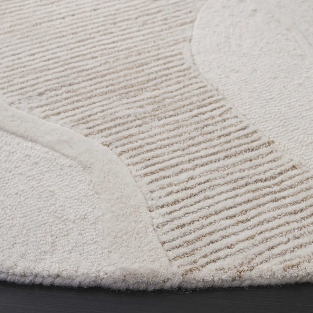 Safavieh Fifth Avenue 6'-0" x 6'-0" Rug in Natural / Ivory