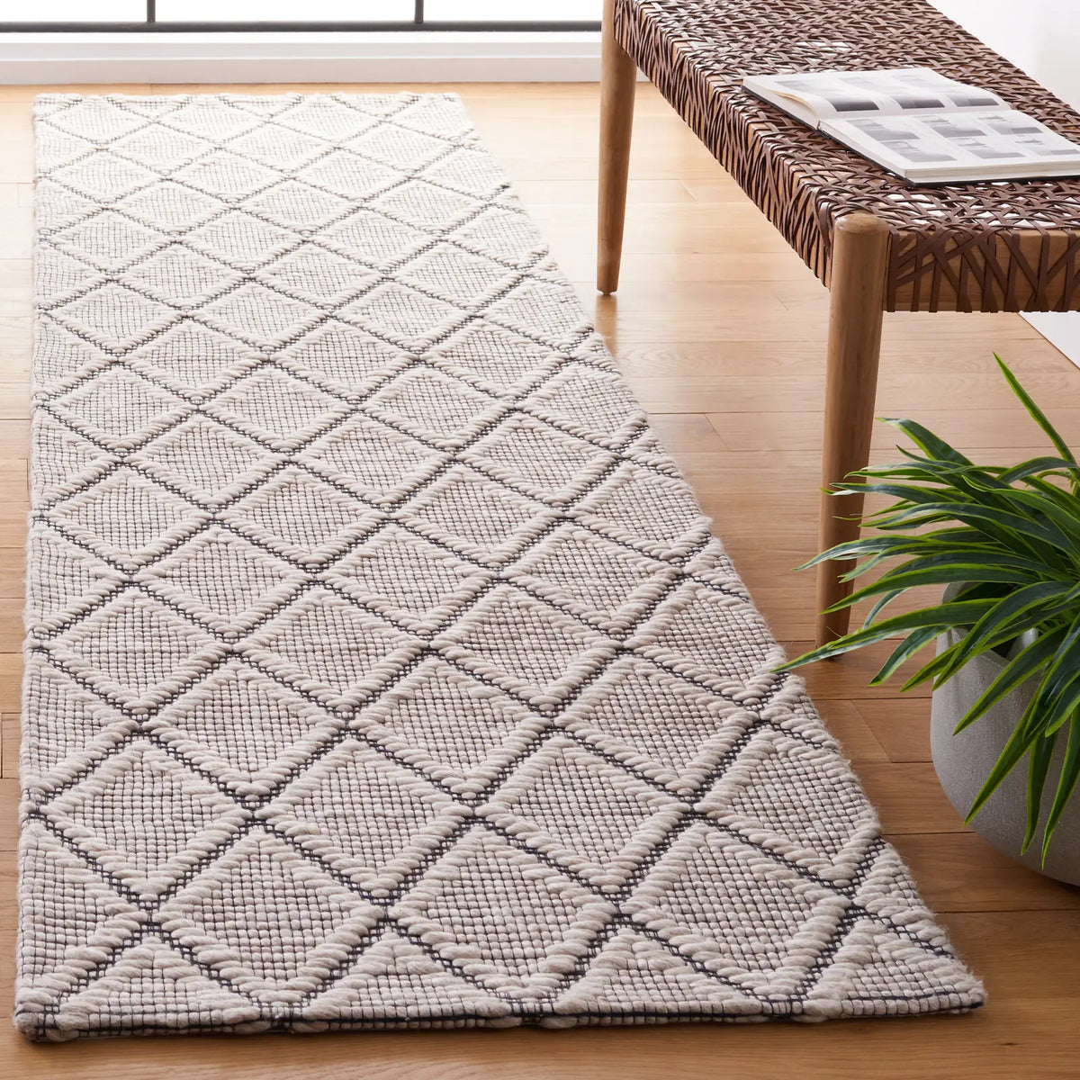 Safavieh Marbella 2'-3" x 9'-0" Rug in Silver / Black